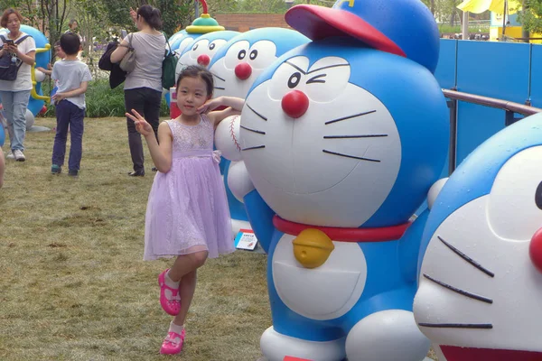 Посетитель Фотографируется Моделями Дораэмона Известного Японского Персонажа Мультфильма Выставке Doraemon — стоковое фото