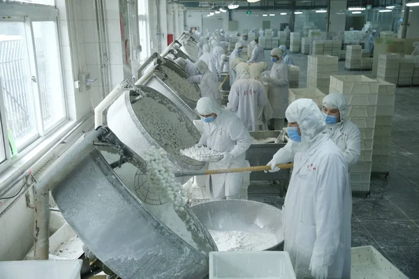 Lavoratori Cinesi Producono Gnocchi Riso Glutinoso Noti Anche Come Yuanxiao — Foto Stock