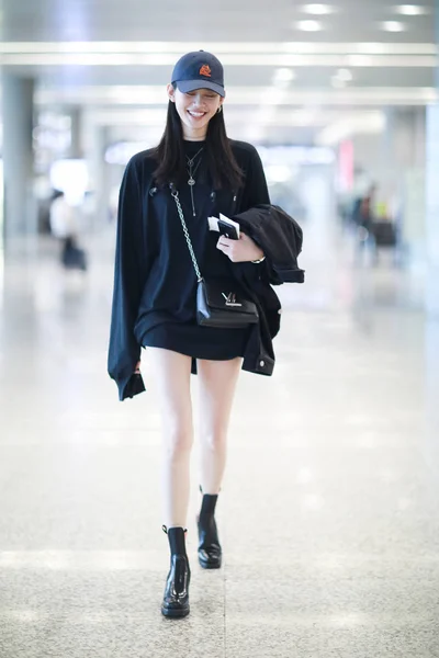 Chinese Model Mengyao Better Known Ming Poses Shanghai Hongqiao International — Stock Photo, Image