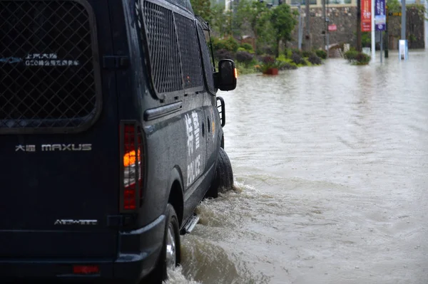 Rendőrségi Autó Áthalad Elárasztott Úton Okozta Heves Esőzések Guiyang City — Stock Fotó