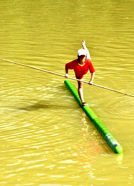 Bir Öğrenci Rongjiang Ilçesinde Tek Bambu Sürüklenme Gerçekleştirir Qiandongnan Miao — Stok fotoğraf