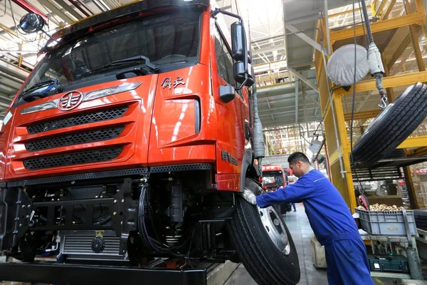 Trabajador Chino Monta Camión Línea Montaje Una Planta Automóviles Ciudad — Foto de Stock