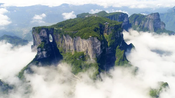 Luftaufnahme Des Tianmen Berges Oder Tianmenshan Berg Umgeben Von Wolken — Stockfoto