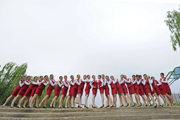 Graduadas Sexo Feminino Comissários Bordo Major Vestida Com Uniformes Aeromoça — Fotografia de Stock