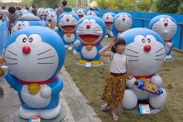 Návštěvník Vezme Fotografie Modelkami Doraemon Proslulého Japonského Kresleného Charakteru Během — Stock fotografie