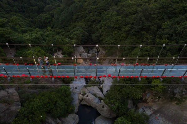 Vista Aérea Ponte Vidro Suspensa Que Atravessa Montanha Ponto Panorâmico — Fotografia de Stock