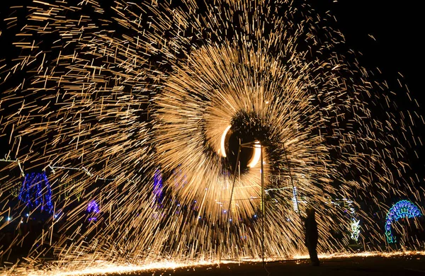 Performer Transforma Uma Roda Girando Ferro Fundido Para Criar Faíscas — Fotografia de Stock