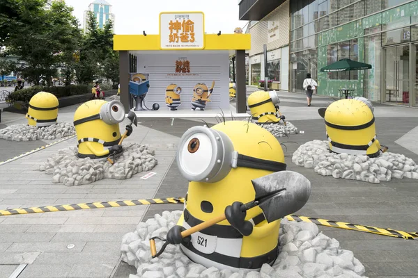 Centenas Esculturas Forma Minions Armadas Com Espadas Para Promover Filme — Fotografia de Stock