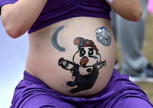 Pohled Břicho Malby Narýsované Čínské Manžela Jeho Těhotná Manželka Hefei — Stock fotografie