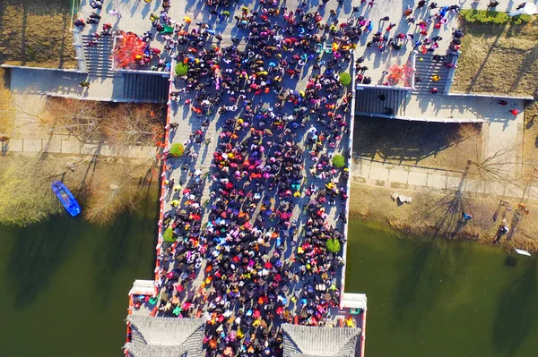 Вид Воздуха Китайских Верующих Переполняющих Тайпинский Мост Помолиться Удачу Шестнадцатый — стоковое фото