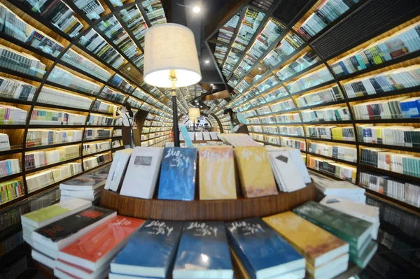 Des Employés Chinois Exposent Des Livres Librairie Zhongshuge Dans Ville — Photo