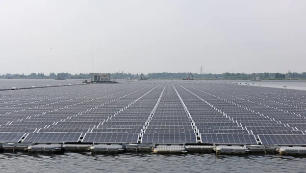 Widok Paneli Słonecznych Największej Świecie Pływającej Elektrowni Słonecznej Pojemności Megawat — Zdjęcie stockowe