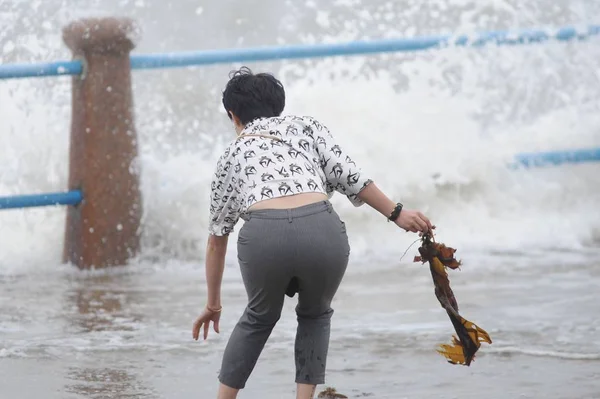 Ein Tourist Nimmt Seetang Auf Als Die Wellen Einer Flutwelle — Stockfoto