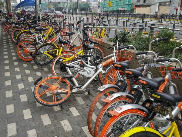 Ποδήλατα Των Υπηρεσιών Δανεισμού Ποδηλάτων Mobike Και Ofo Είναι Σταθμευμένα — Φωτογραφία Αρχείου