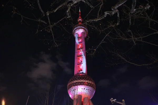 Oriental Pearl Tower Τηλεόραση Είναι Αναμμένη Κόκκινο Χρώμα Για Γιορτάσει — Φωτογραφία Αρχείου