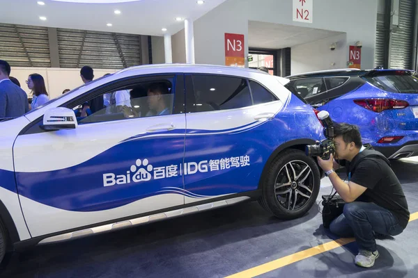 Los Visitantes Prueban Automóvil Mercedes Benz Con Apoyo Tecnología Baidu — Foto de Stock