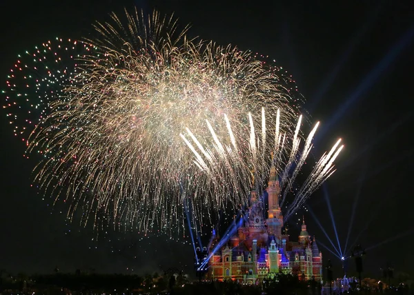 Vypadněme Odsud Disney Hrad Během Prvního Výročí Oslavu Obřadu Šanghaji — Stock fotografie