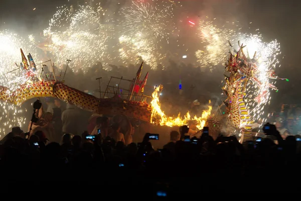 Čínští Baviči Provést Dračí Tanec Jisker Ohňostroje Oslavu Lantern Festival — Stock fotografie