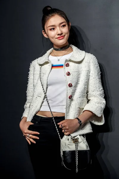 Die Chinesische Schauspielerin Lin Yun Posiert Auf Der Chanel J12 — Stockfoto