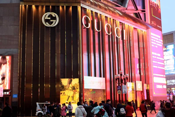 Pedestres Passam Por Uma Boutique Moda Gucci Chongqing China Janeiro — Fotografia de Stock