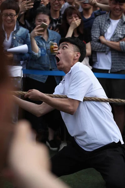 Chinese Leraar Yang Toont Zijn Rijke Uitdrukkingen Tijdens Een Sleepboot — Stockfoto