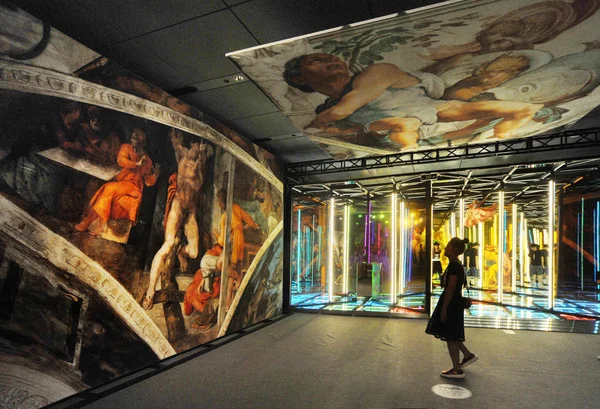 Visitor Admires Replicas Michelangelo Murals Preview Genesis Exhibition World Financial — Stock Photo, Image