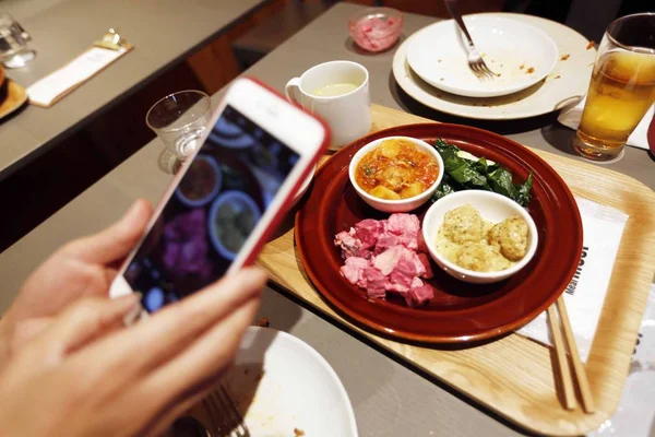 Kinesisk Kund Tar Foto Mat Rätt Världens Första Muji Diner — Stockfoto