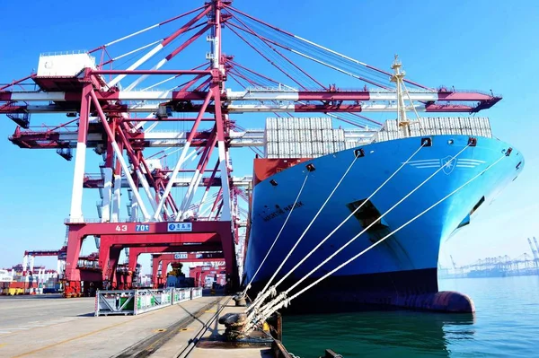 Caminhão Transporta Contêineres Serem Enviados Para Exterior Porto Qingdao Cidade — Fotografia de Stock