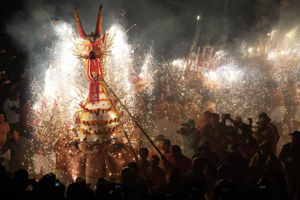 Des Artistes Chinois Exécutent Une Danse Dragon Dans Des Étincelles — Photo