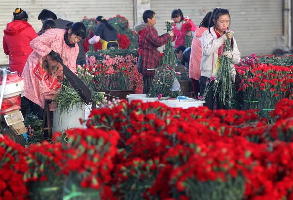 Los Vendedores Chinos Preparan Flores Para Próximo Día San Valentín — Foto de Stock