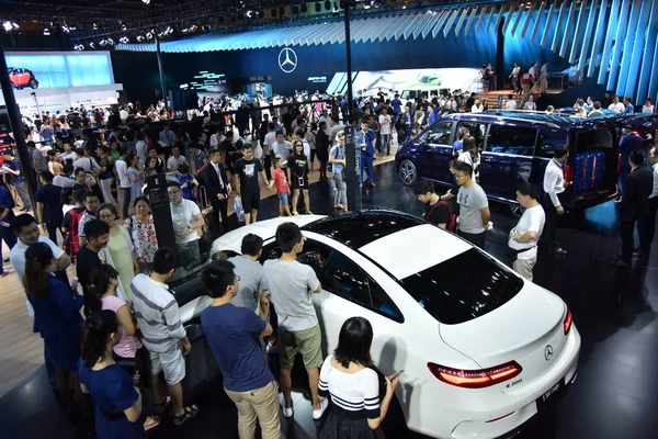 Gente Visita Stand Mercedes Benz Durante 21º Salón Internacional Del — Foto de Stock