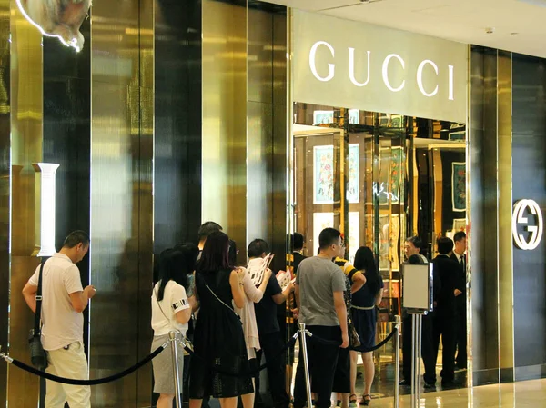 Los Compradores Chinos Hacen Cola Fuera Boutique Moda Gucci Durante — Foto de Stock