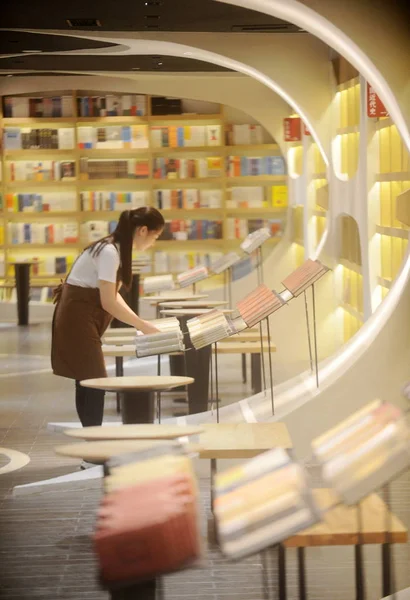 Funcionário Chinês Exibe Livros Livraria Zhongshuge Cidade Yangzhou Província Jiangsu — Fotografia de Stock