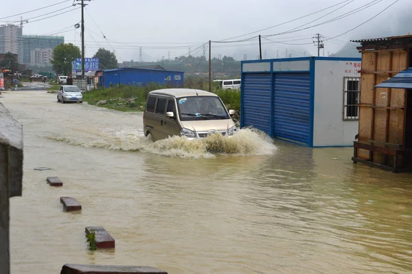 Samochód Podróżuje Przez Zalane Drogi Spowodowane Przez Ulewny Deszcz Mieście — Zdjęcie stockowe