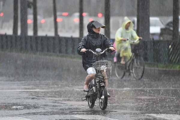 Rowerzyści Dzielni Ciężki Deszcz Silny Wiatr Zalanych Drogach Pekinie Chiny — Zdjęcie stockowe