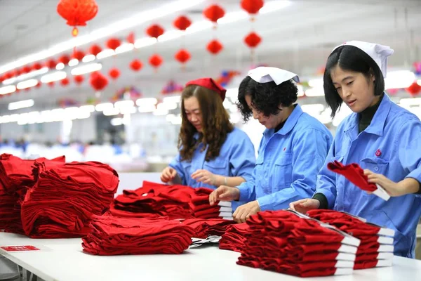 Las Trabajadoras Chinas Revisan Ropa Para Exportarla Una Fábrica Ciudad — Foto de Stock