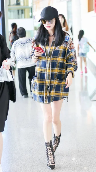 Die Chinesische Schauspielerin Yang Auf Dem Internationalen Flughafen Der Hauptstadt — Stockfoto
