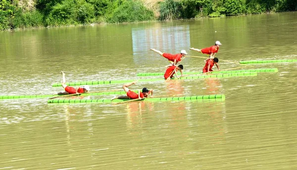 Studenten Voeren Single Bamboe Drifting Rongjiang County Qiandongnan Miao Dong — Stockfoto