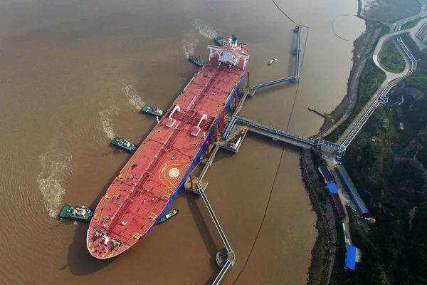 Römorkörler Zhoushan Şehir Zhoushan Limanında Bir Ham Petrol Rıhtım Bir — Stok fotoğraf
