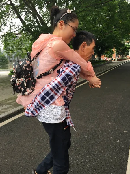 중국의 후안은 2017 시험의 시험을 그녀의 아버지에 또는가 카운티의 Luxian — 스톡 사진