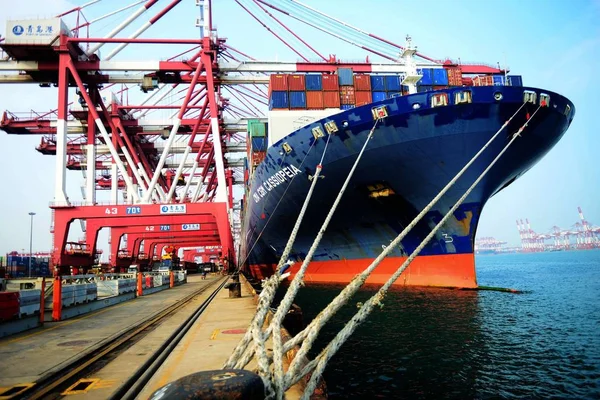 Cargo Ship Loaded Containers Shipped Abroad Berths Port Qingdao Qingdao — Stock Photo, Image