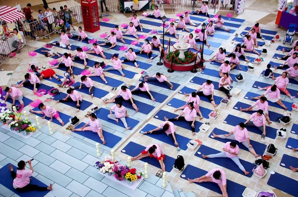 Des Femmes Enceintes Pratiquent Yoga Sur Une Place Ville Wuhan — Photo