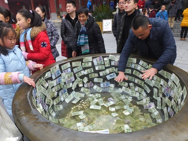 Chiński Wiernych Wrzucać Monety Banknoty Vat Modlić Się Fortuna Yuquan — Zdjęcie stockowe