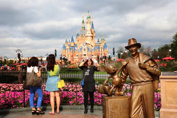 Τουρίστες Επισκέπτονται Κάστρο Της Disney Στη Disneyland Της Σαγκάης Στο — Φωτογραφία Αρχείου