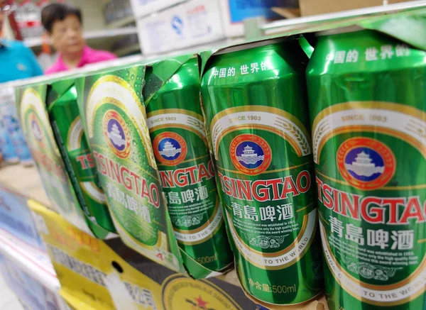 Puszki Piwa Tsingtao Sprzedaż Supermarkecie Yichang Miasta Centralnej Chińskiej Prowincji — Zdjęcie stockowe