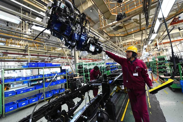 Trabalhadores Chineses Montam Caminhão Linha Montagem Uma Fábrica Automóveis Cidade — Fotografia de Stock