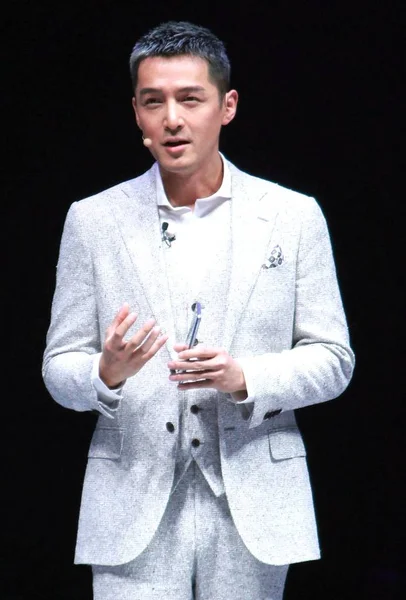 2017 上海で Huawei 社の名誉の新しいスマート フォンを促進する記者会見に臨んだ中国俳優胡歌 — ストック写真