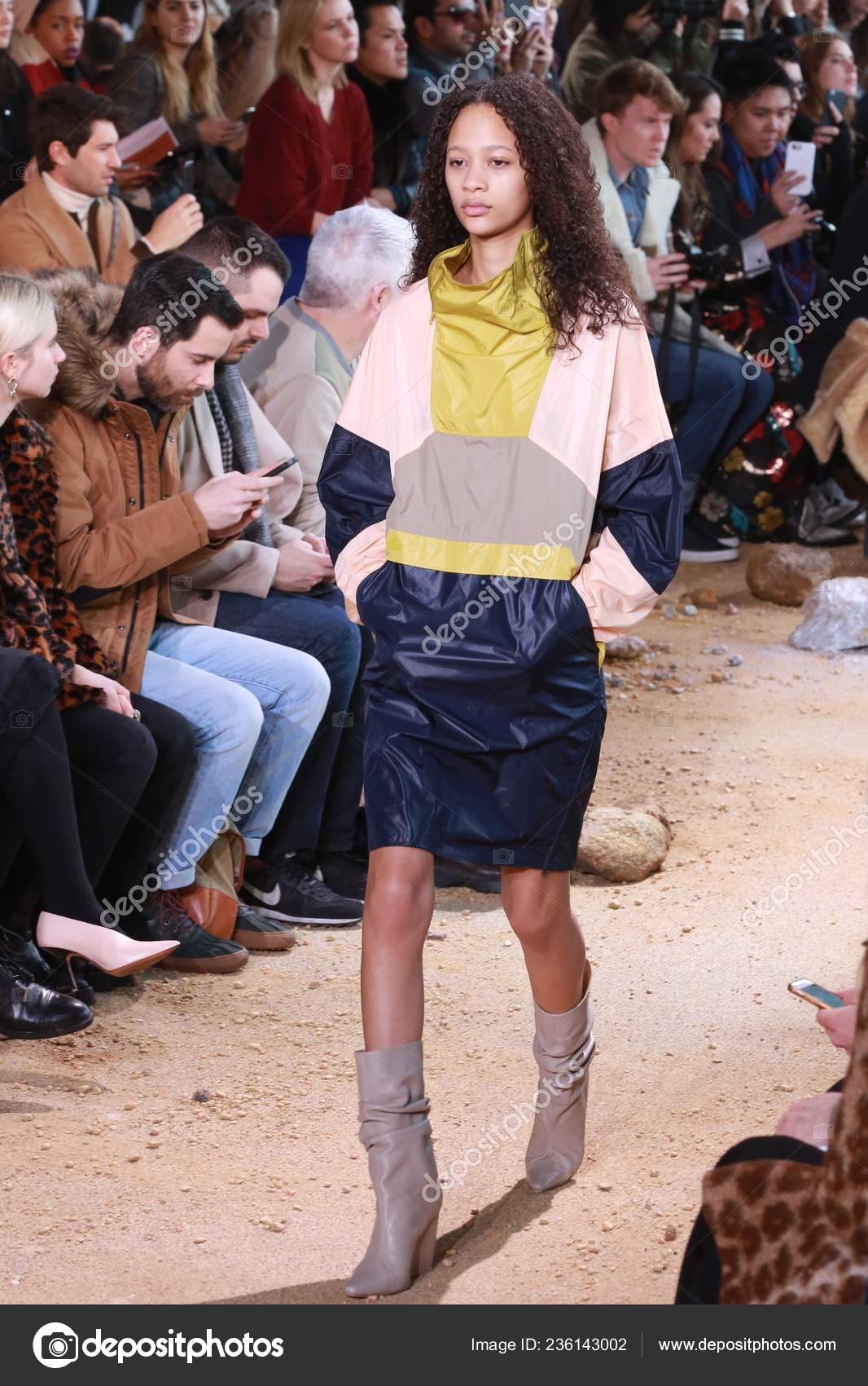 Modelo Exibe Uma Nova Criação Lacoste Fashion Show Durante Queda