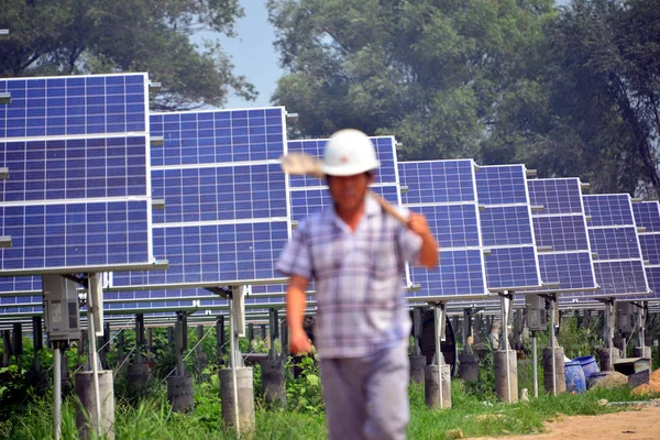 Китайский Рабочий Проходит Мимо Солнечных Батарей Фотоэлектрической Электростанции Округе Чипин — стоковое фото
