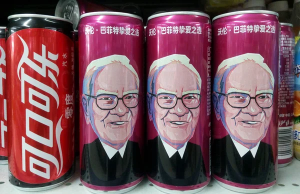 Plechovky Coca Cola Cherry Portrétem Warren Buffett Předseda Představenstva Generální — Stock fotografie